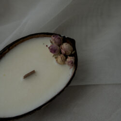 Kerze in Kokosnussschale